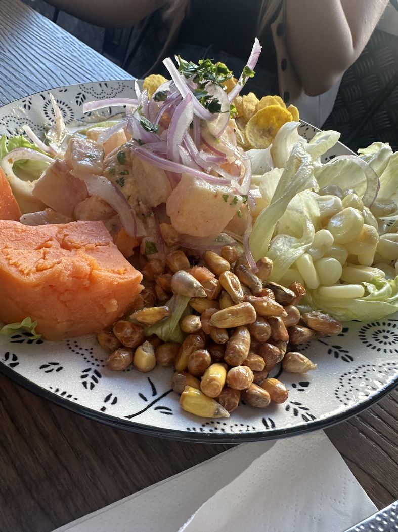 Ceviche mixto con maíz, camote y cebolla morada, especialidad de la casa
